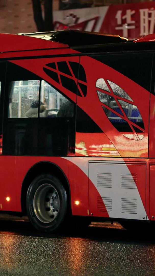雨夜红色公交车视频的预览图
