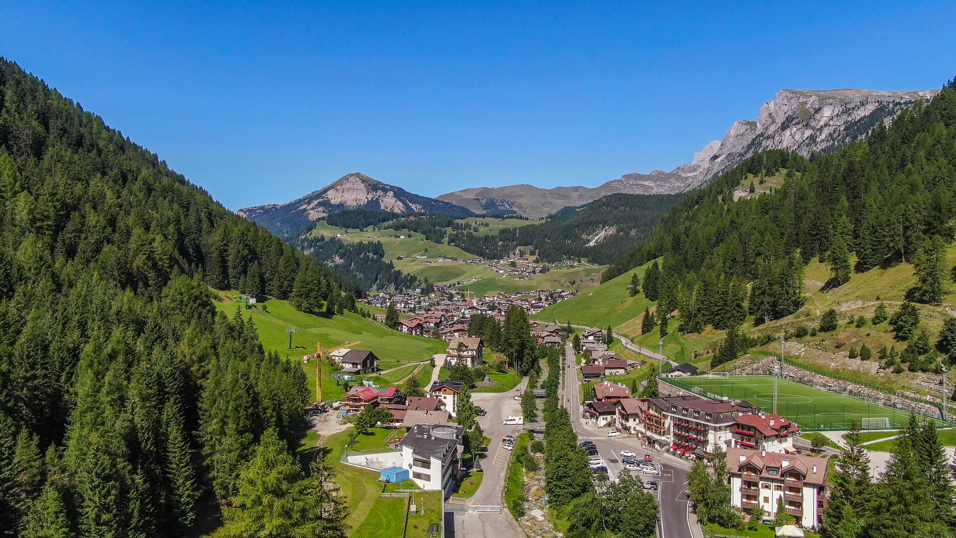 航拍意大利阿尔卑斯山区田园小镇视频的预览图