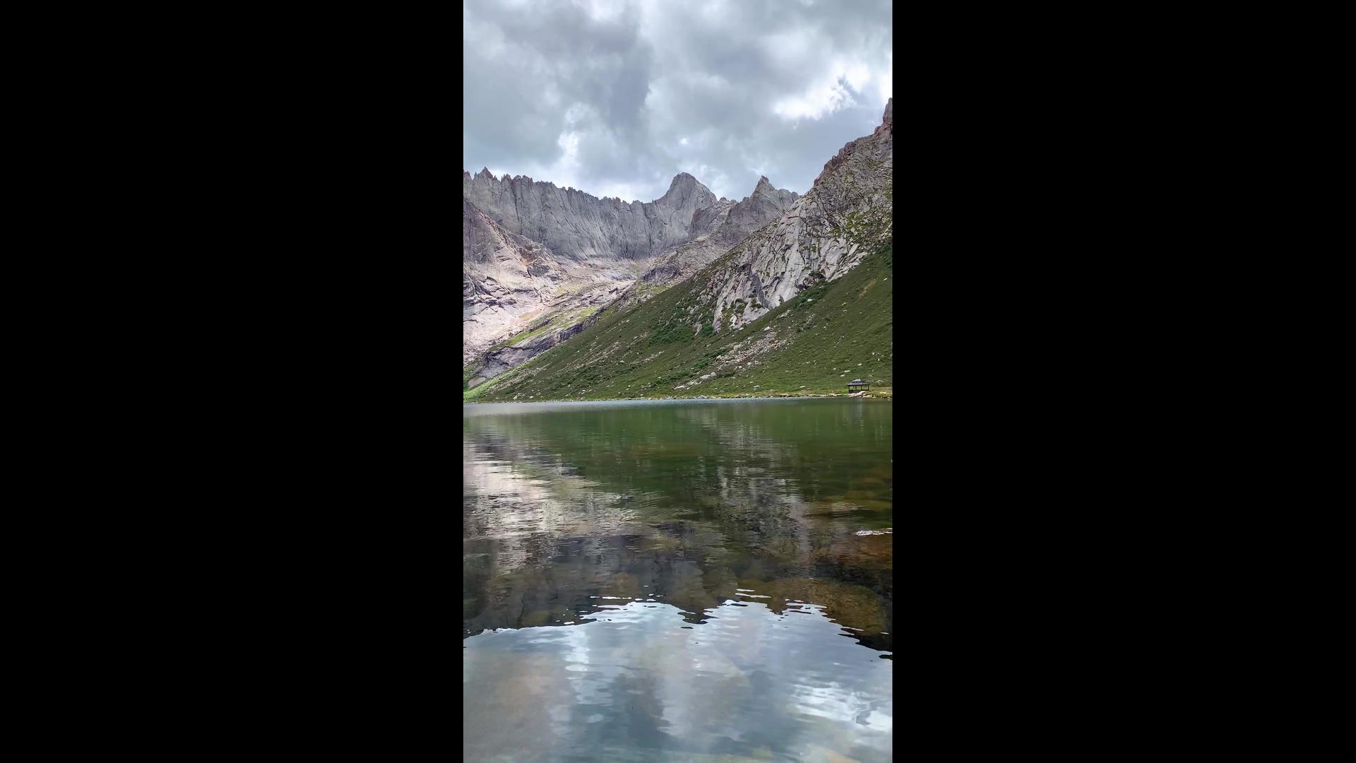 莲宝叶则景区高原湖泊竖版视频视频的预览图