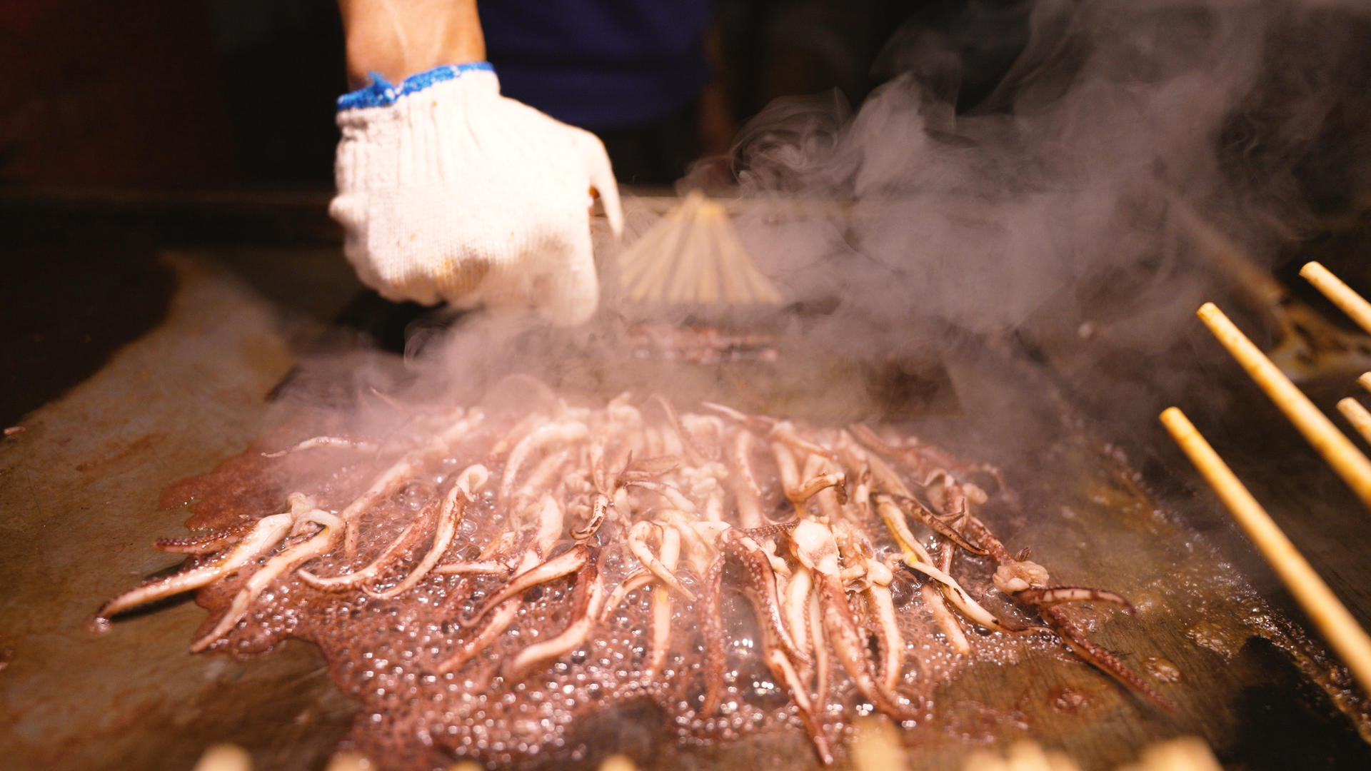 4k素材慢镜头升格拍摄海鲜水产特色美食烧烤鱿鱼制作过程视频的预览图