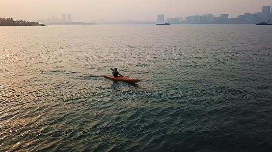 青岛海边皮划艇4K航拍视频的预览图