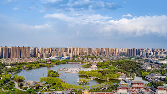 8k西安5A景区大唐芙蓉园航拍延时蓝天白云视频的预览图