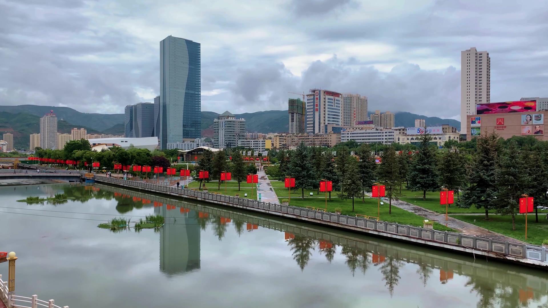 青海西宁城市中心广场延时视频视频的预览图