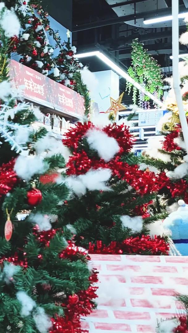 购物中心浓厚的圣诞节气氛视频的预览图