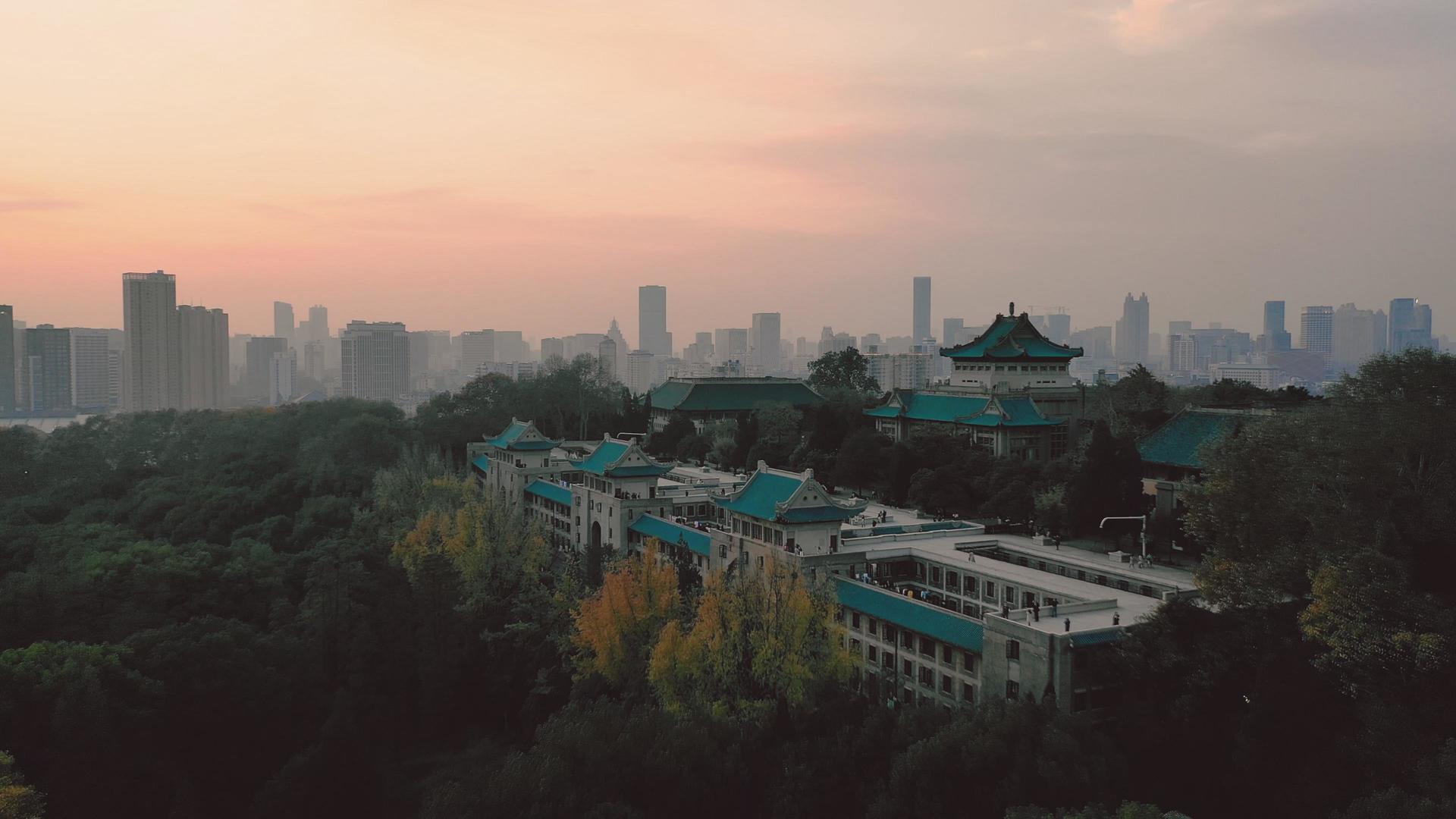 4K航拍晚霞天气下的武汉大学教学楼古建筑群视频的预览图