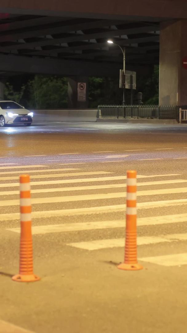 延迟高架路口夜间交通流量视频的预览图