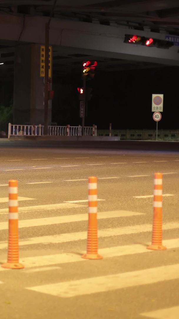 延迟高架路口夜间交通流量视频的预览图