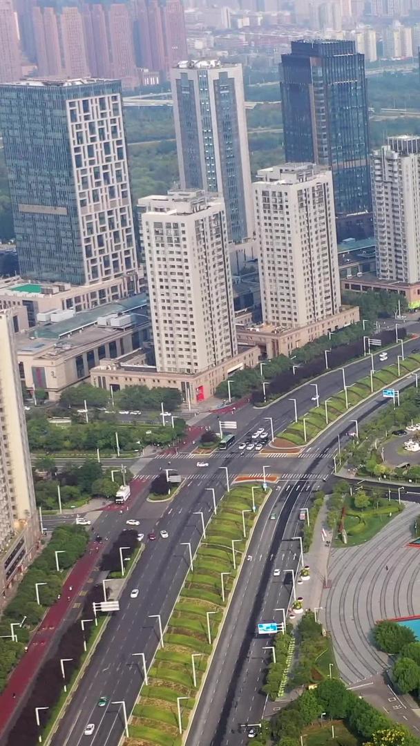 风景优美的郑州商务中心视频的预览图
