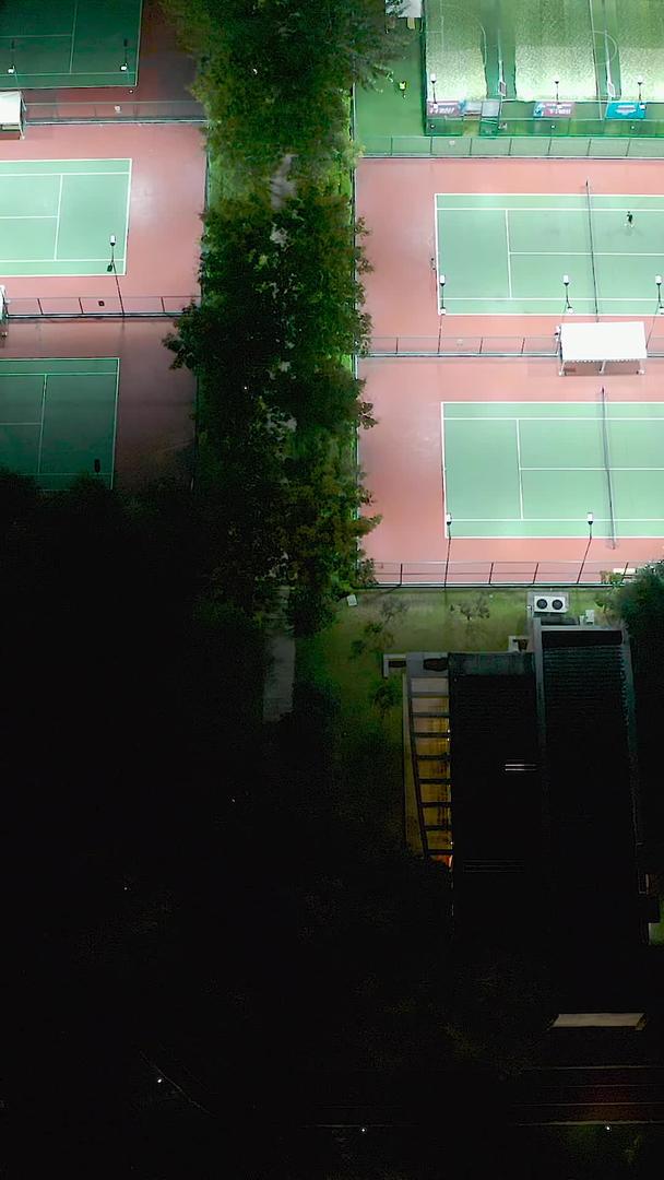 五人足球场夜景航拍视频的预览图