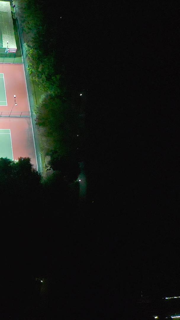 五人足球场夜景航拍视频的预览图