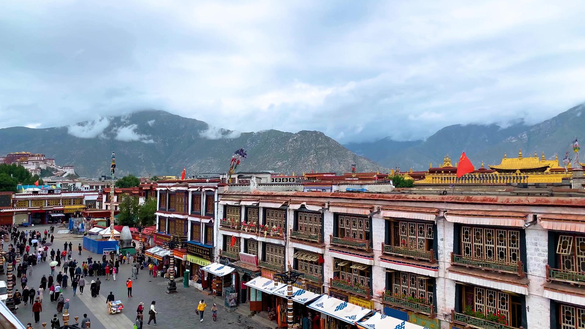 西藏拉萨著名八廓街街景延时视频视频的预览图