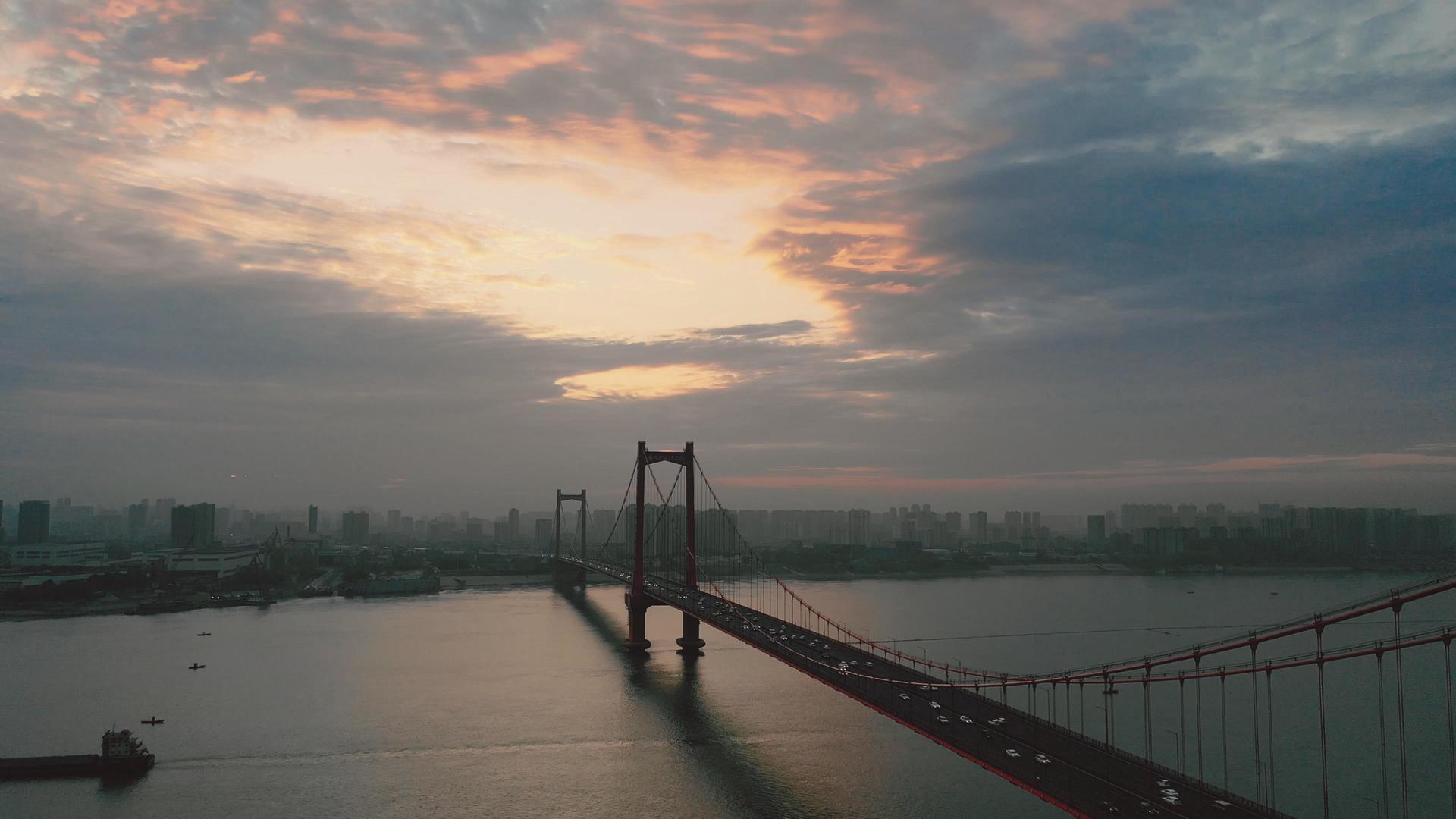 4K航拍火烧云天气下的鹦鹉洲长江大桥和交通视频的预览图