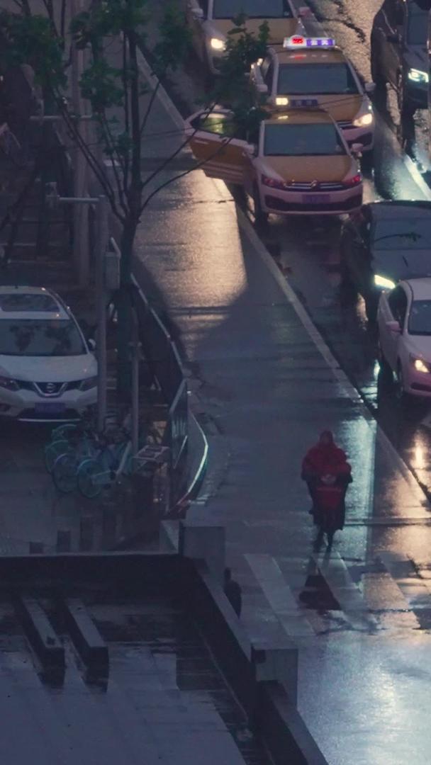 城市夜景道路交通红绿灯斑马线汽车街景素材视频的预览图