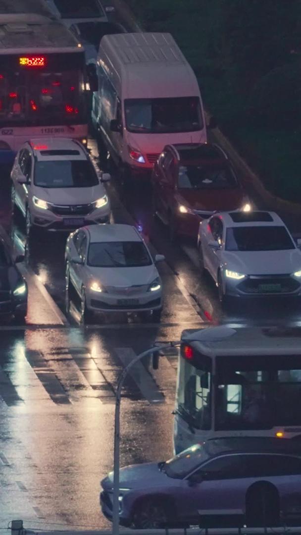 城市夜景道路交通红绿灯斑马线汽车街景素材视频的预览图