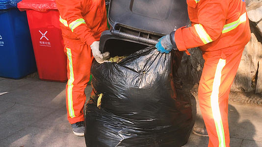 城市环卫保洁工人搬运垃圾劳动4k环保素材视频的预览图