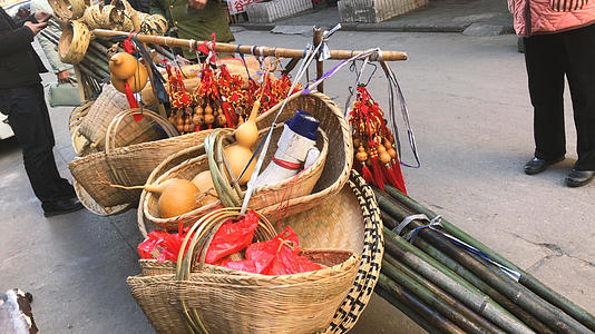 农村赶集市场上售卖手工编织篮的4k商品素材视频的预览图
