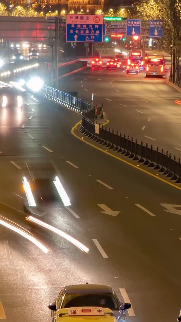 拍摄上海外滩交通马路车流夜景景流光延时摄影视频的预览图