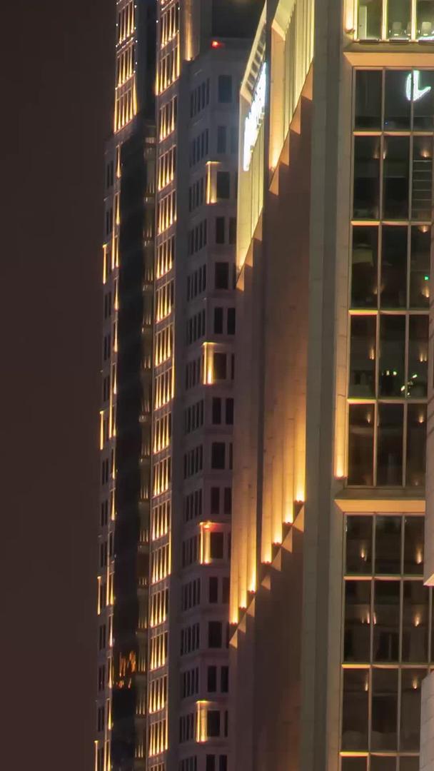 拍摄上海外滩交通马路车流夜景景流光延时摄影视频的预览图