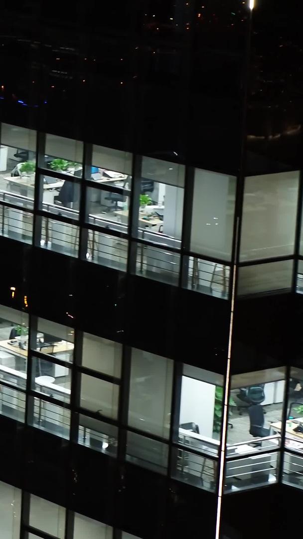 一线城市夜景办公室航拍视频的预览图
