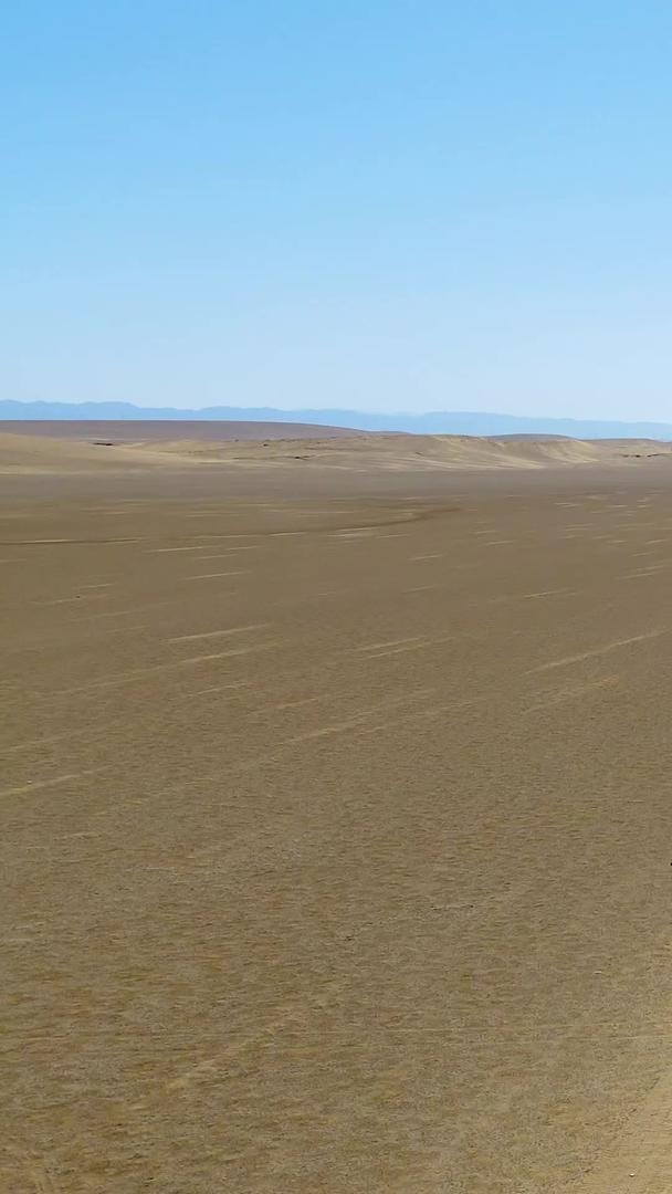 唯美沙漠公路航拍视频视频的预览图