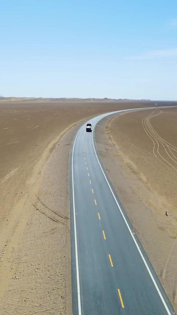 唯美沙漠公路航拍视频视频的预览图