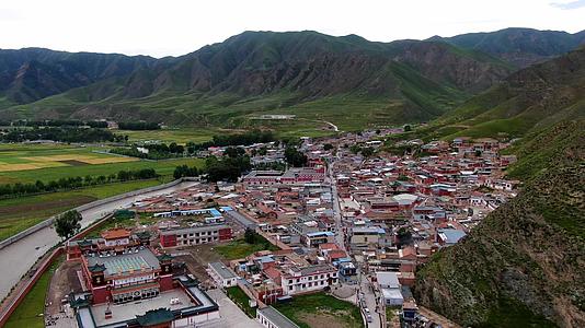 群山环绕的藏区小镇夏河镇航拍视频视频的预览图