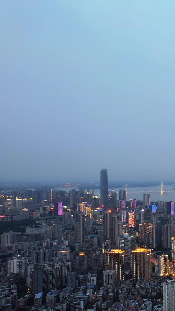 城市江景天际线高楼夜景灯光秀素材视频的预览图