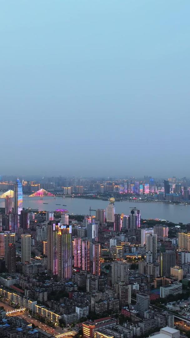 城市江景天际线高楼夜景灯光秀素材视频的预览图