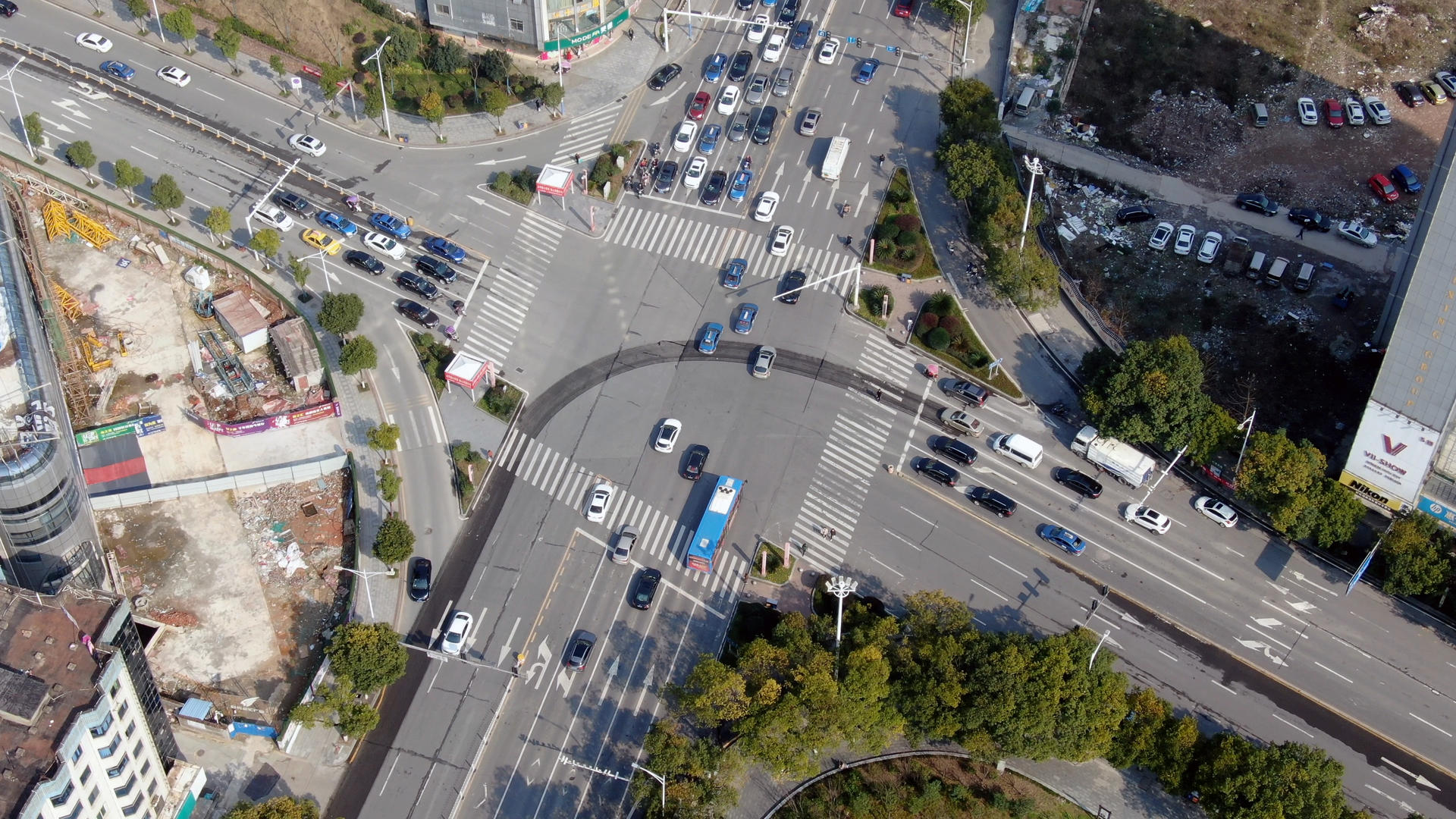 4K航拍城市交叉路车流视频的预览图