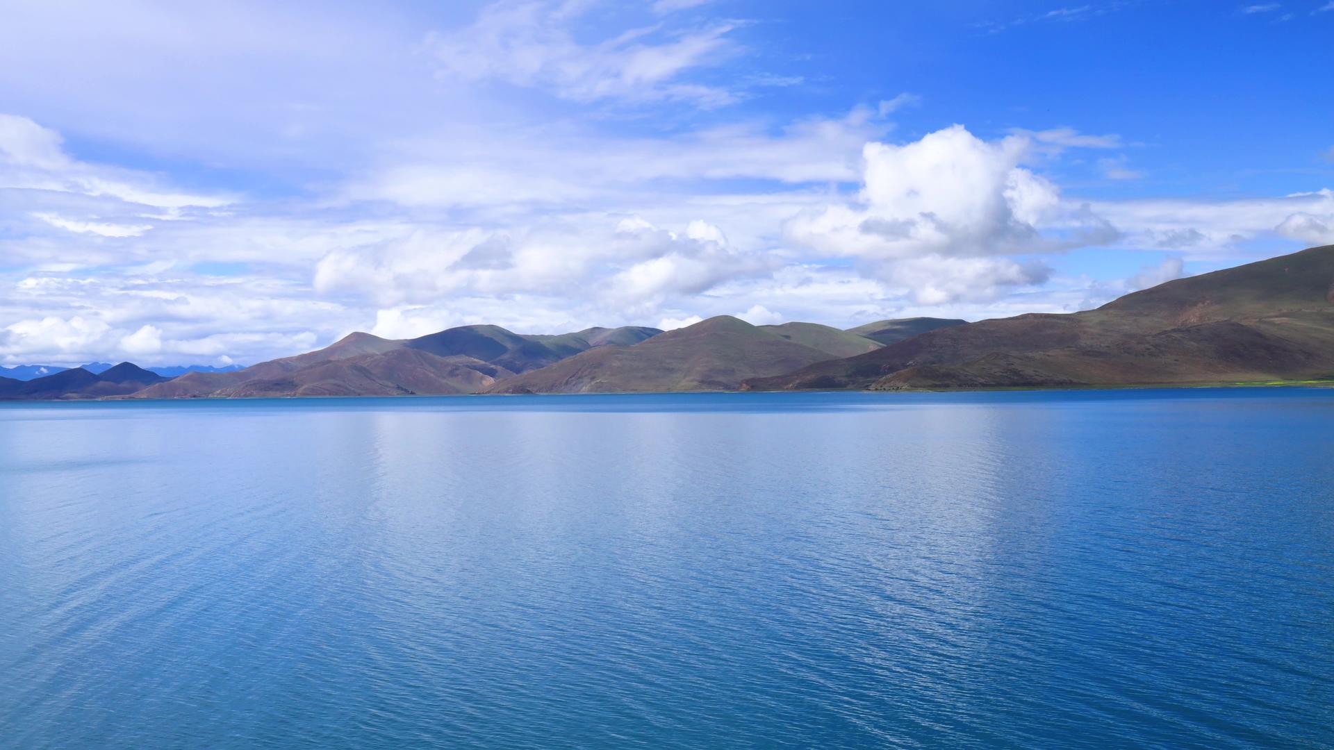 羊卓雍措湖蓝天白云延时视频视频的预览图