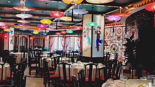 4K实拍具有少数名族特色装修风格的傣族餐厅内景视频素材视频的预览图