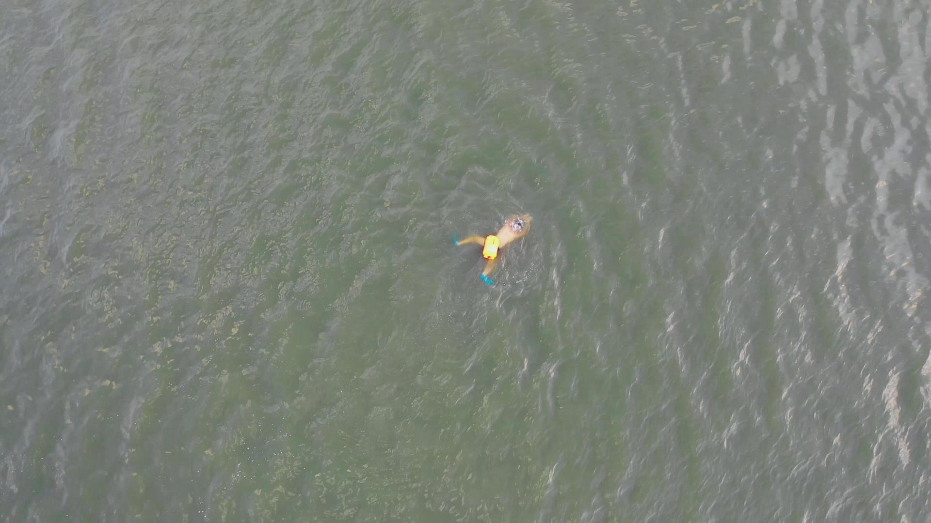 航拍夏天在江河里游泳的人4K素材视频的预览图