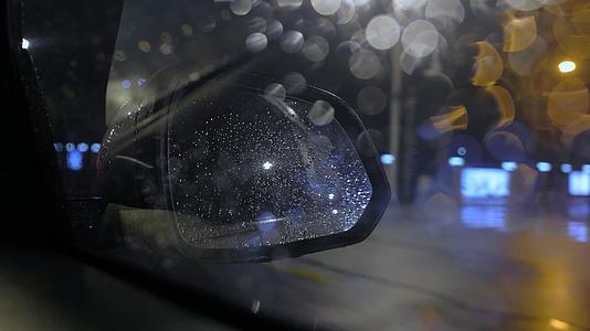 雨天晚上 汽车后视镜在城市道路上行驶视频的预览图