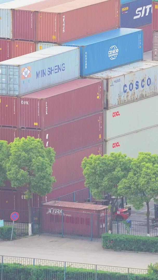 城市物流集装箱港口码头川流不息的卡车素材视频的预览图