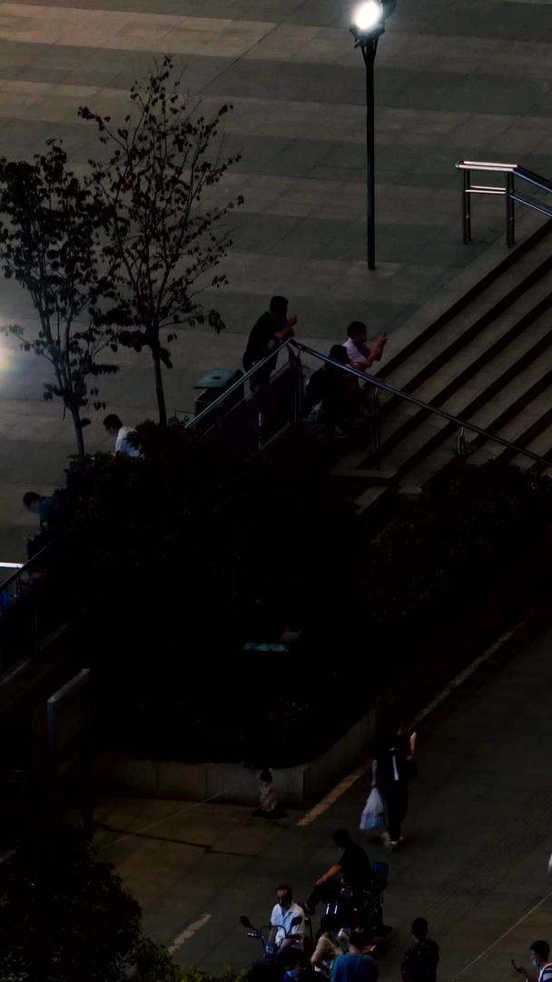夜晚地铁站出口的车水马龙和人来人往视频的预览图