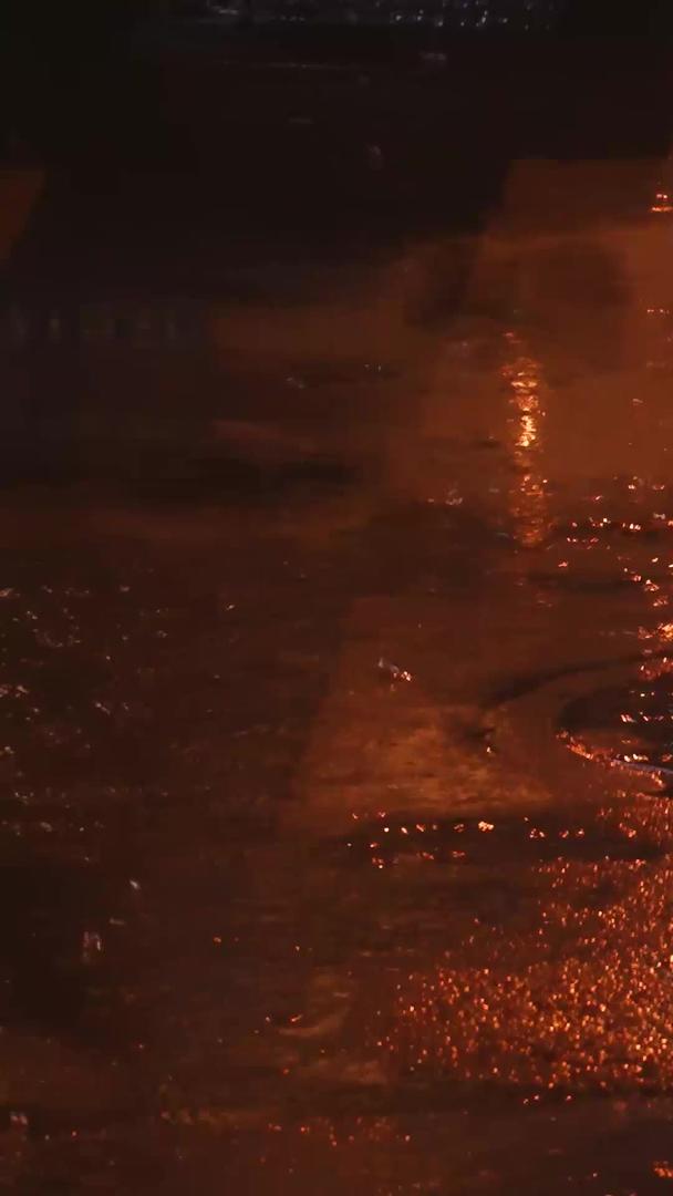 材料慢动作升级拍摄城市夜晚下雨天街景灯光车流视频的预览图