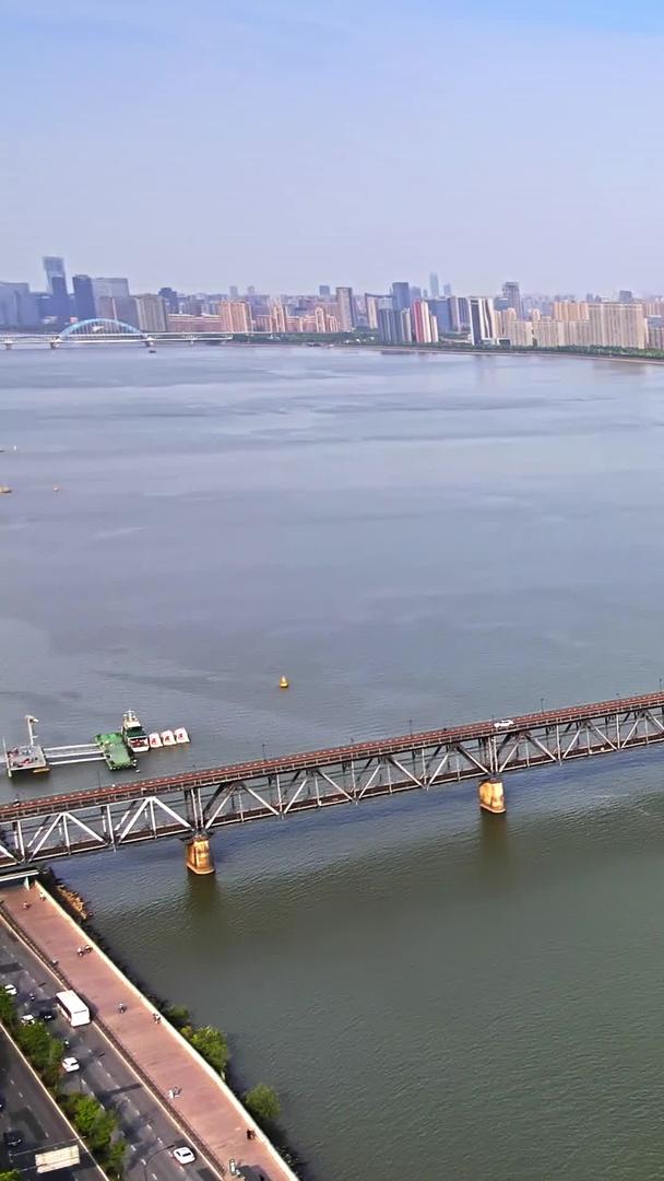 非遗杭州钱江大桥钱塘江双层钢架桥晚霞视频的预览图