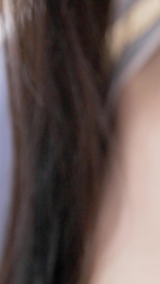 年轻女性感摸颈部皮肤肌肤视频的预览图