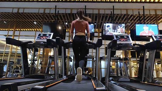 4k实拍运动健身跑步机上运动跑步素材视频的预览图