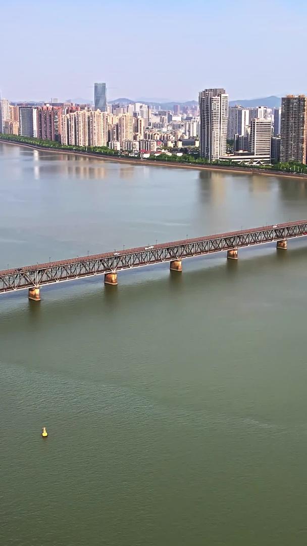 非遗杭州钱江大桥钱塘江双层钢架桥晚霞视频的预览图
