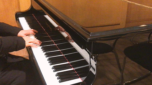 舞台上弹奏钢琴的人4k艺术表演素材视频的预览图