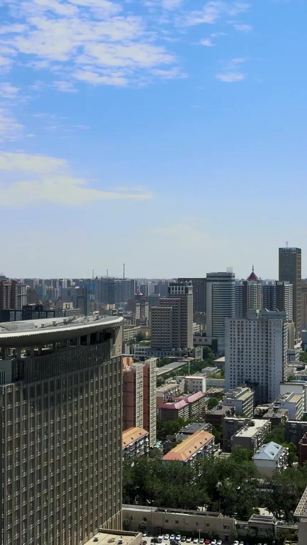 高空航拍城市天际线晴空万里视频的预览图