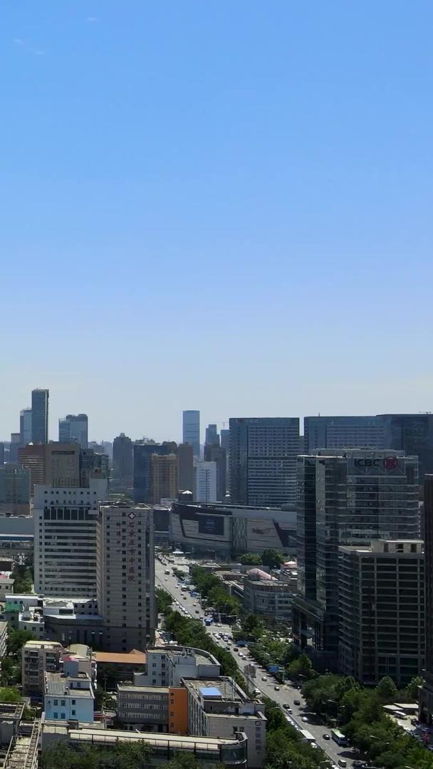 高空航拍城市天际线晴空万里视频的预览图