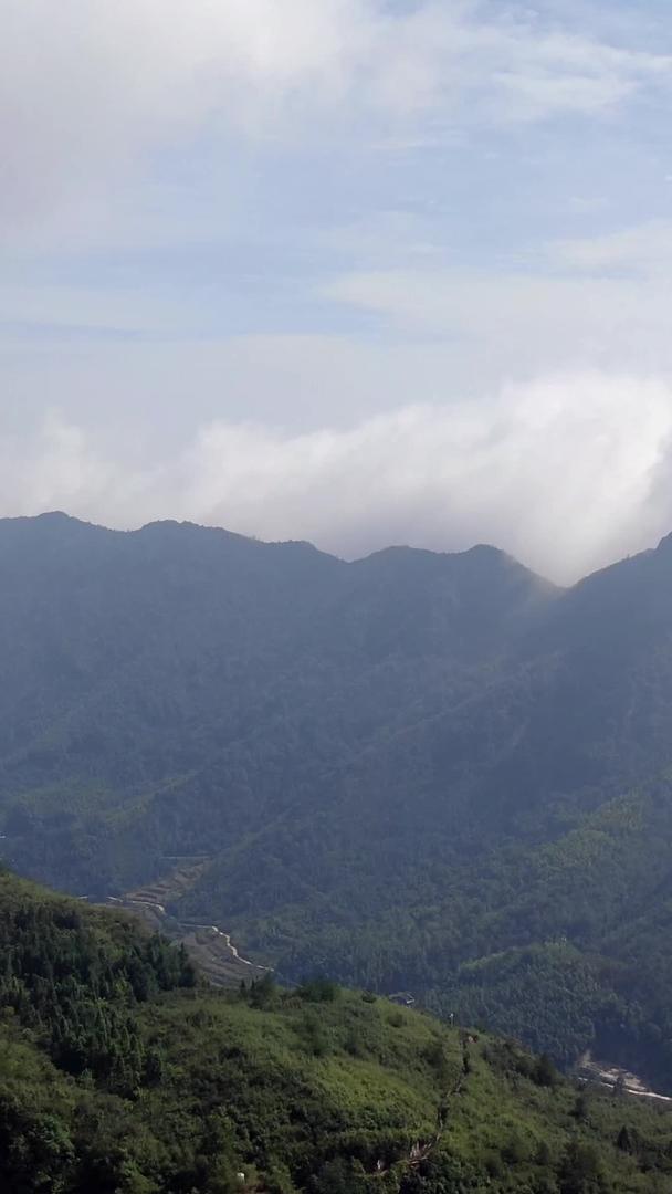 航拍山谷云雾缭绕视频的预览图