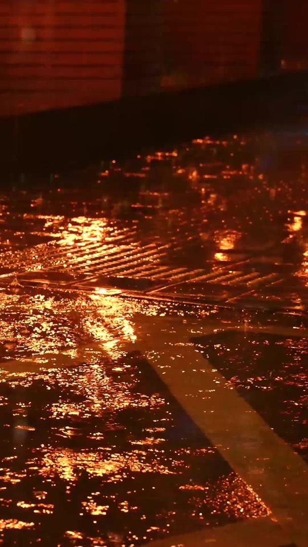 雨季慢镜头升级拍摄材料暴雨雨夜晚行人行走脚步视频的预览图