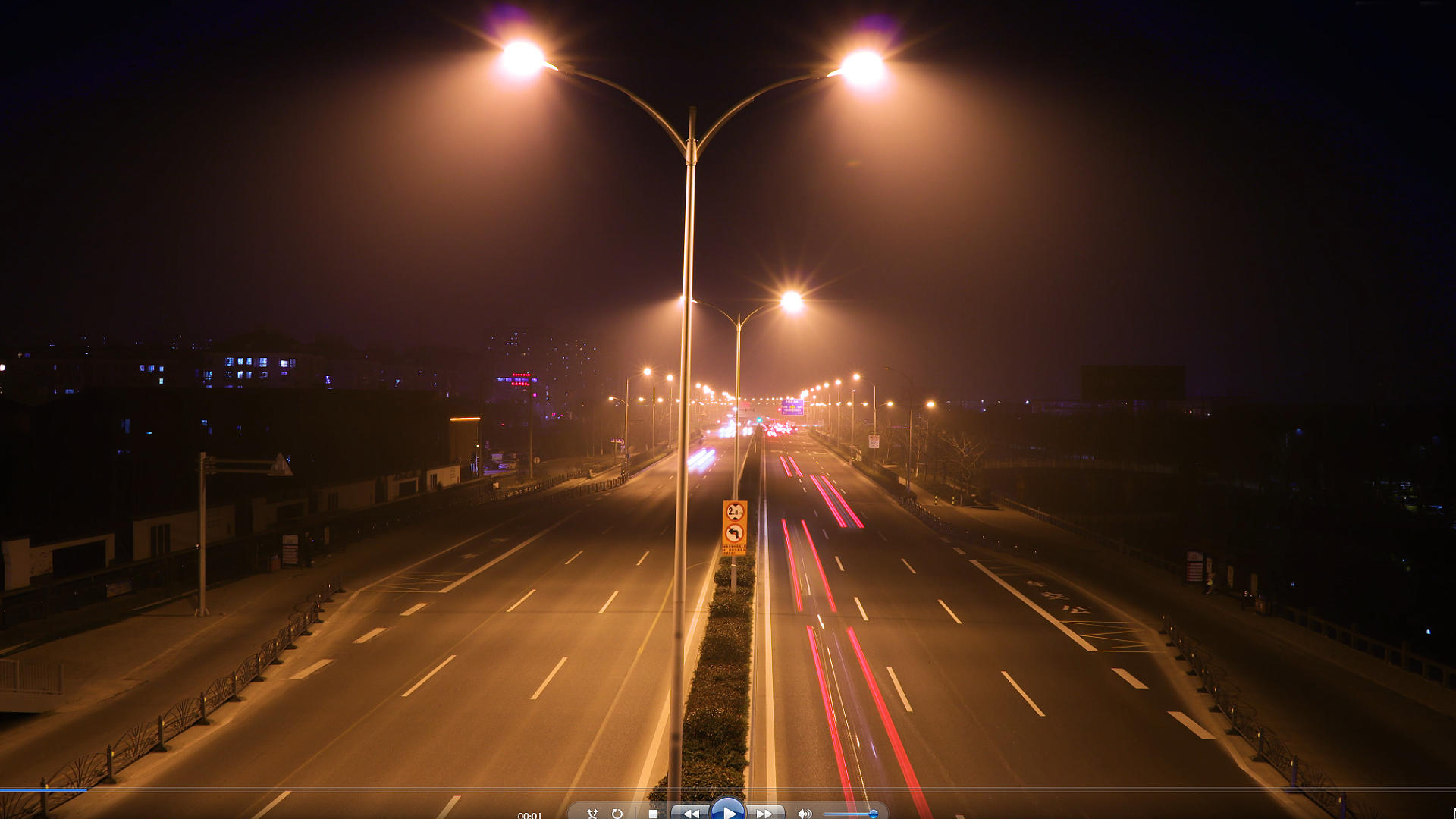4K深夜朦胧路灯下公路交通延时视频的预览图