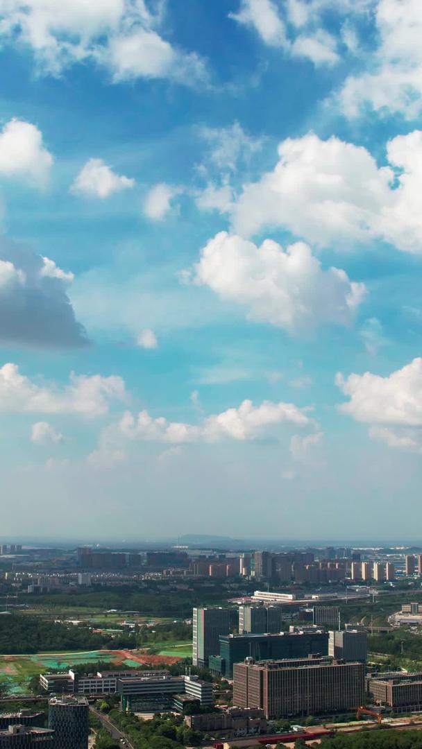 航拍晴空万里南京天际线视频的预览图
