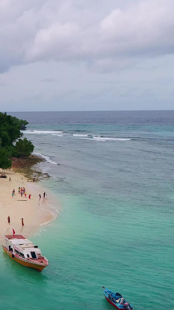 碧海蓝天美娜多心形岛屿航拍视频的预览图