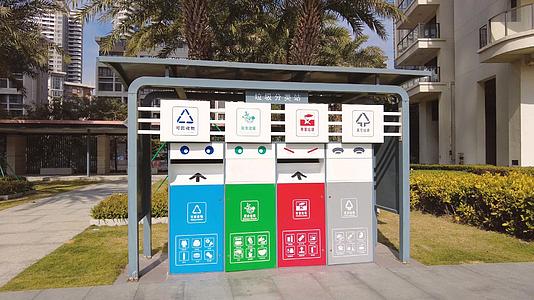 城市生活小区颜色靓丽的垃圾分类箱4k环保素材视频的预览图
