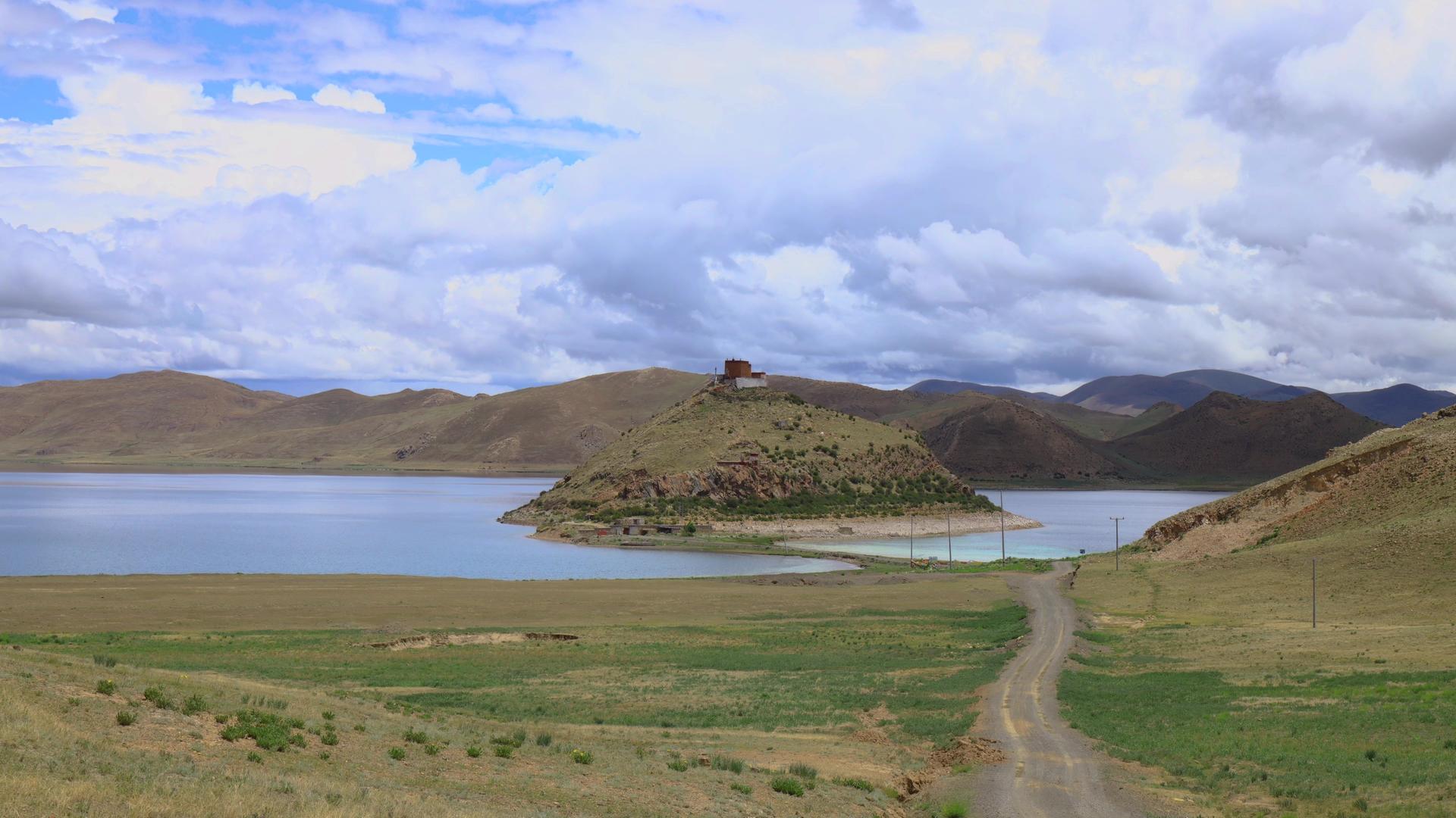 西藏羊湖秘境日托寺延时视频视频的预览图